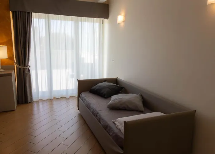 Porto Di Claudio Πανσιόν Φιουμιτσίνο